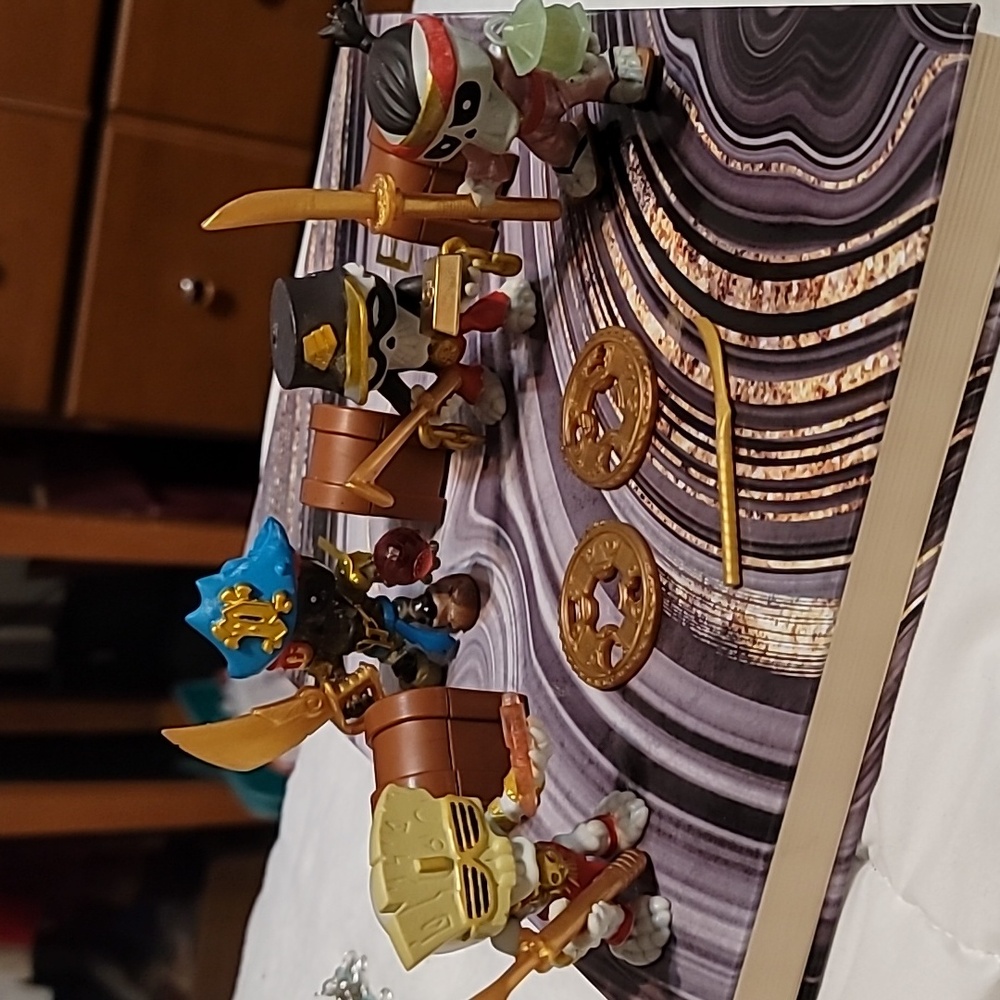 Set of 4 Treasure X characters with accessories
